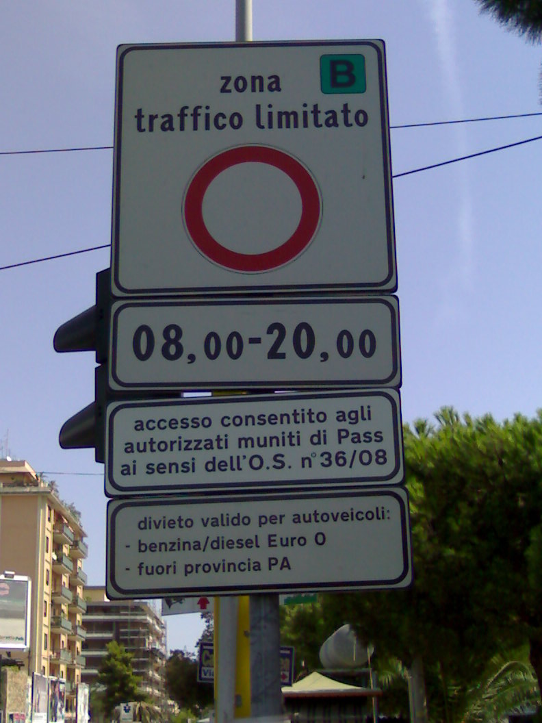 Panneau annonçant une ZTL à restriction de circulation en Italie